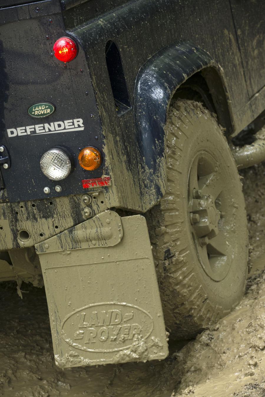  Land Rover Defender 90 2013 года  (фото 8 из 17)